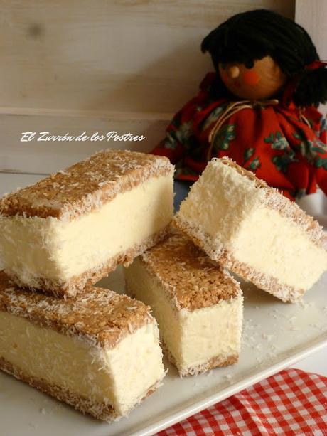 Corte Helado de Natillas con Galletas y Coco