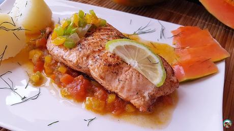 Salmón con salsa de papaya