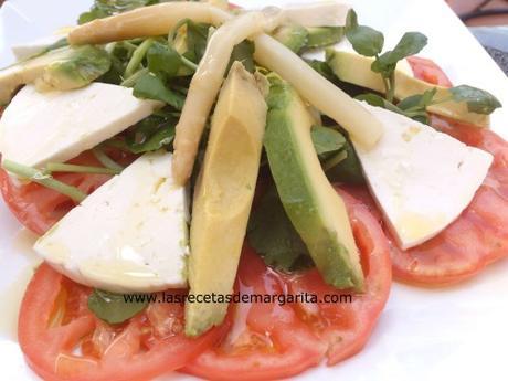 Ensalada de tomate, aguacate y queso fresco