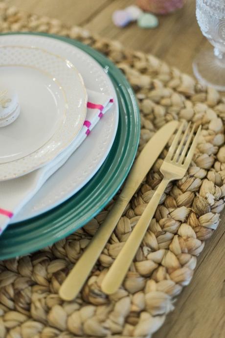 cubiertos dorados mesa