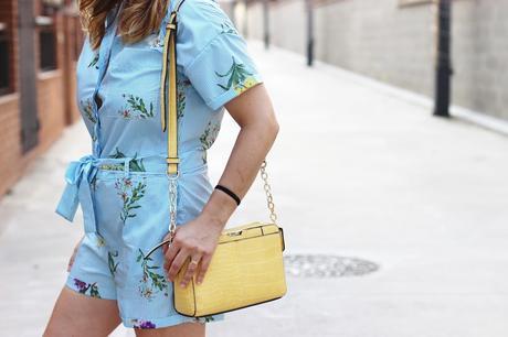 Mono de rayas y flores