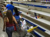 Venezolanos abastecen alimentos gasolina ante paro nacional