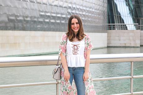 Outfit con jeans rotos y maxi kimono