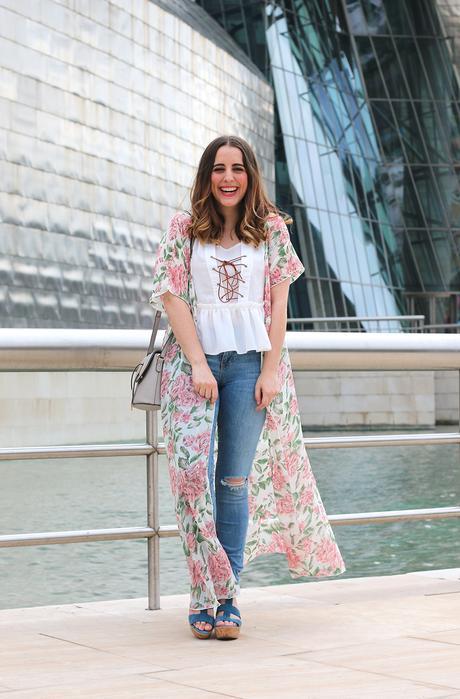 Outfit con jeans rotos y maxi kimono