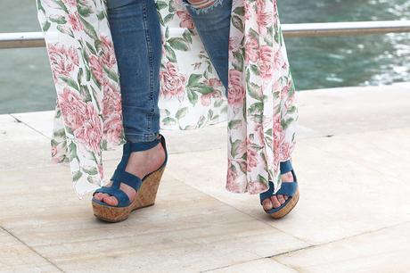 Outfit con jeans rotos y maxi kimono