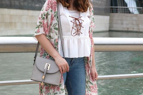 Outfit con jeans rotos y maxi kimono