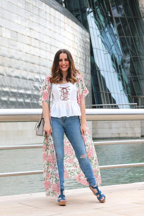 Outfit con jeans rotos y maxi kimono