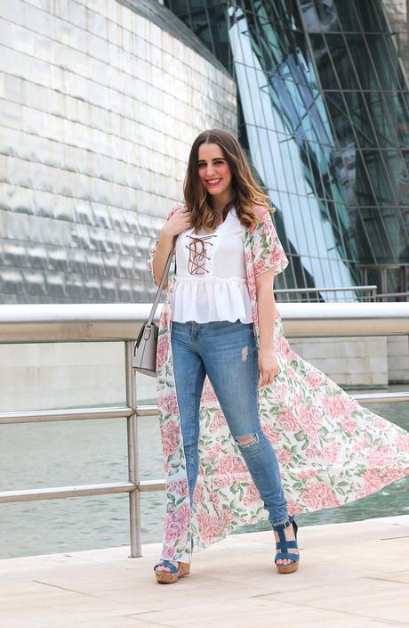 Outfit con jeans rotos y maxi kimono