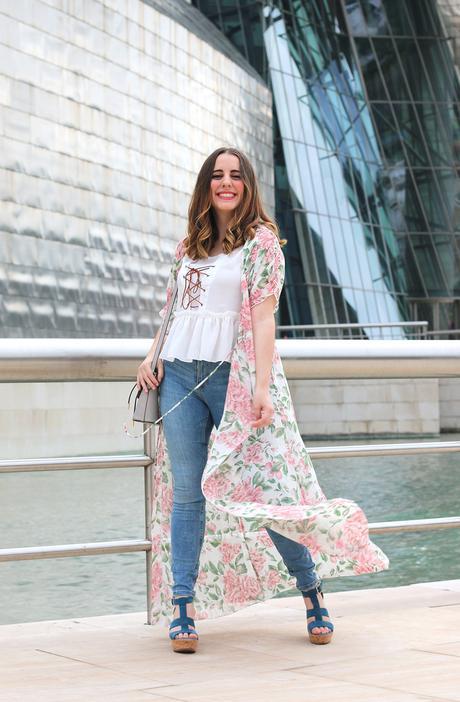 Outfit con jeans rotos y maxi kimono