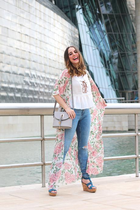 Outfit con jeans rotos y maxi kimono