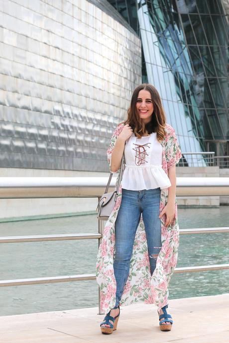 Outfit con jeans rotos y maxi kimono