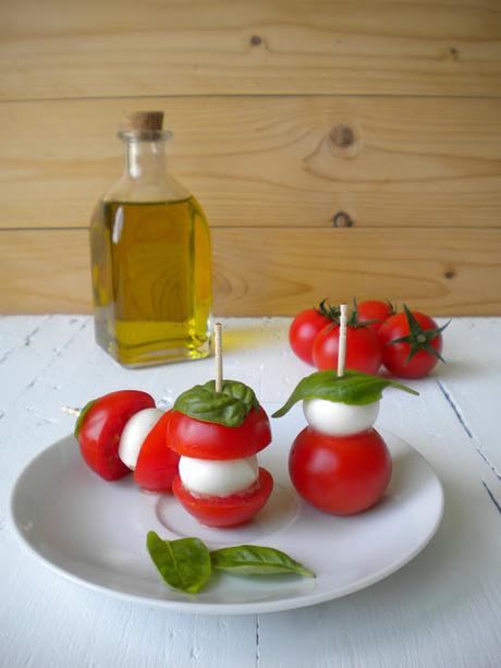 Brochetas de ensalada caprese