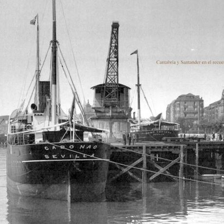 El vapor Cabo Nao, de Ybarra & Co. junto a la grúa de piedra