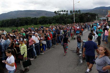 Miles de venezolanos migran por tierra hacia Colombia: “Llevo toda mi vida en dos maletas” (Fotos)