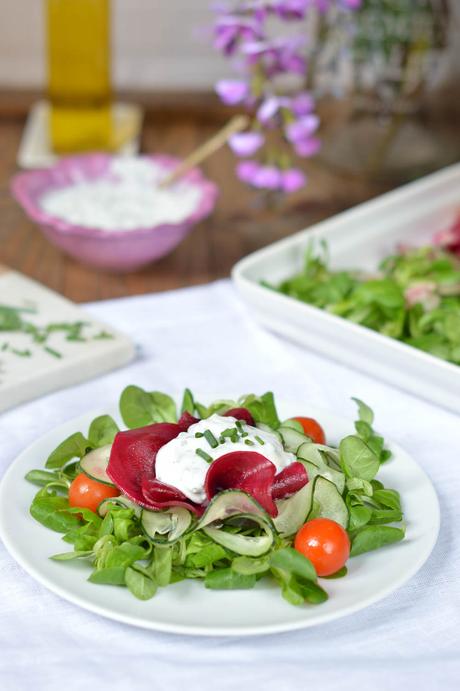 Ensalada de remolacha y pepino con salsa de queso fresco