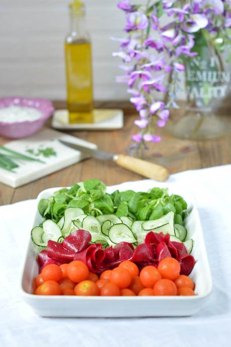 Ensalada de remolacha y pepino con salsa de queso fresco