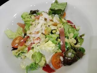 Ensalada de habitas con virutas de jamón y queso parmesano