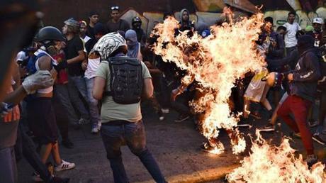 Orlando Figuera (21 años) fue acuchillado y quemado vivo el 20 de mayo de 2017, en el barrio de Altamira, Distrito Capital. Foto: El Nacional/ Red58.