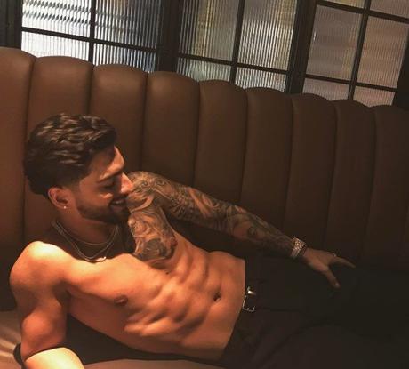 Famoso cantante comete error al estilo de Alicia Machado y le caen encima