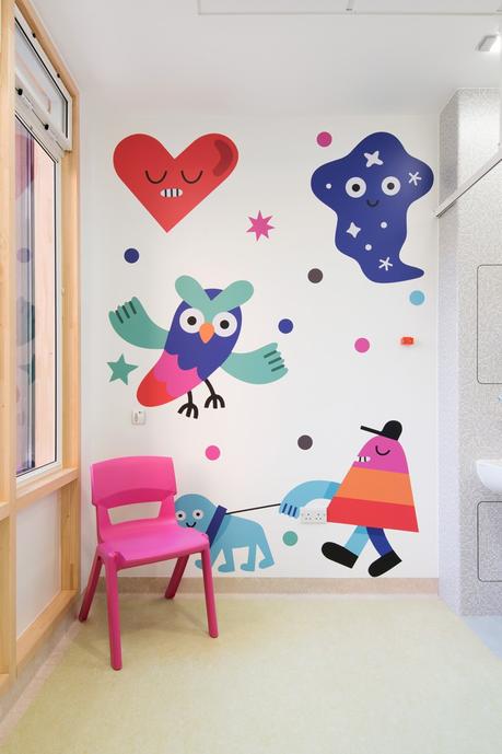 Tres artistas dan vida a las paredes de un hospital de niños con coloridas ilustraciones
