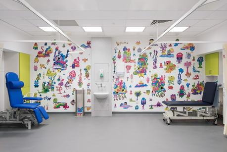 Tres artistas dan vida a las paredes de un hospital de niños con coloridas ilustraciones