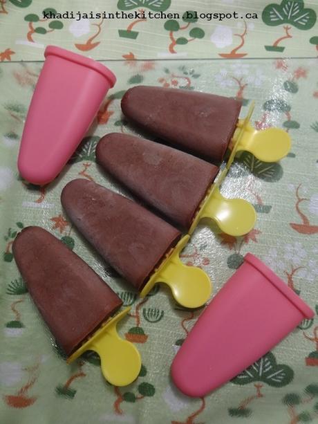 SUCETTES GLACÉES AU CHOCOLAT / CHOCOLATE ICE POPS / PALETAS DE CHOCOLATE / مصاصات الشوكولاته المجمدة