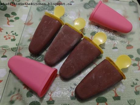 SUCETTES GLACÉES AU CHOCOLAT / CHOCOLATE ICE POPS / PALETAS DE CHOCOLATE / مصاصات الشوكولاته المجمدة