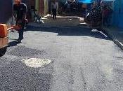 Obras Públicas bachea calles mercado público Barahona.