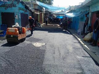 Obras Públicas bachea calles mercado público de Barahona.