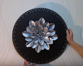 Haz adornos y flores con latas de aluminio reciclados