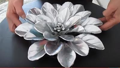 Haz adornos y flores con latas de aluminio reciclados