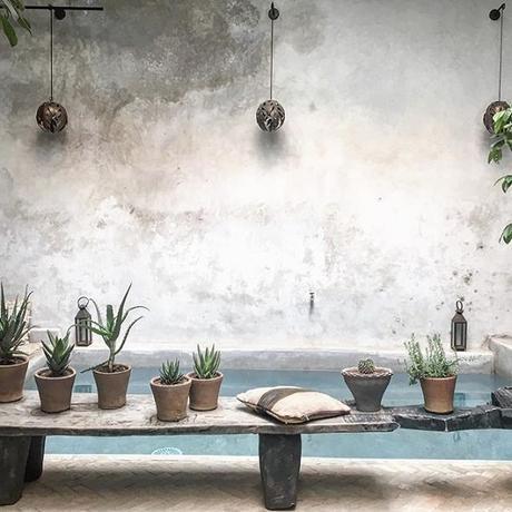 patio interior casa marruecos, alberca, macetas con cactus, farolillos