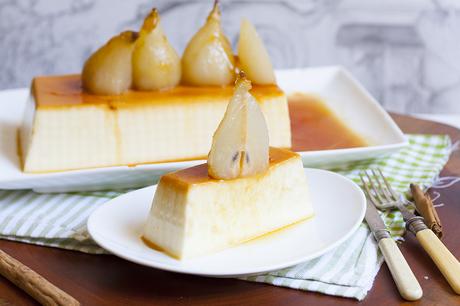 Flan de queso con peras en almíbar sin horno