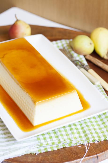 Flan de queso con peras en almíbar sin horno