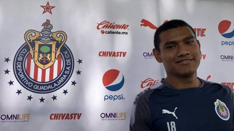 Ángel López puso de cabeza a su pueblo en su debut con Chivas