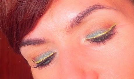 Tarde en la playa: Maquillaje con delineado amarillo.