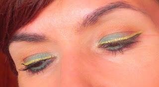 Tarde en la playa: Maquillaje con delineado amarillo.