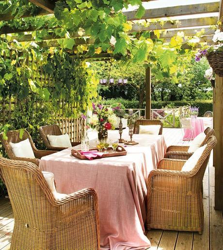 Comedor de exterior bajo pérgola con parra_ 00394865