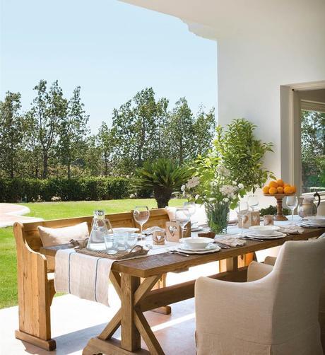 Porche blanco con comedor de exterior con vistas al jardín_ 00364411