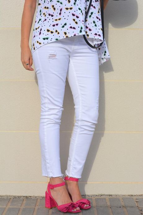 white-jeans-pink-stradivarius-sandals
