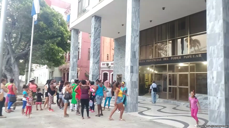 Albergados se rebelan ante sede del Gobierno en La Habana Albergados se rebelan ante sede del Gobierno en La Habana