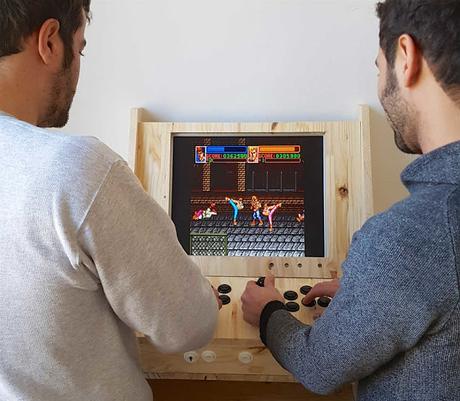 Construyo su maquina retro arcade y la convirtió en una bar biblioteca