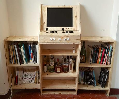 Construyo su maquina retro arcade y la convirtió en una bar biblioteca
