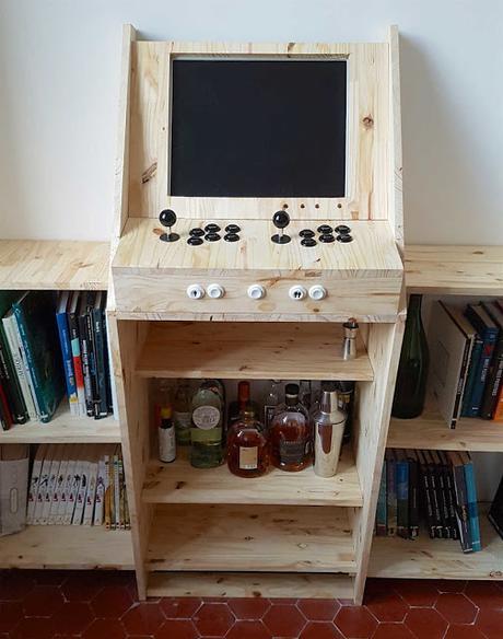 Construyo su maquina retro arcade y la convirtió en una bar biblioteca