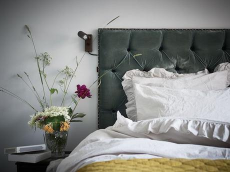 tapecero de cama tapizado en terciopelo gris verdoso capitone