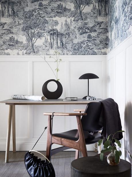friso de madera lacado en blanco, papel pintado toile jouy, mesa escritorio