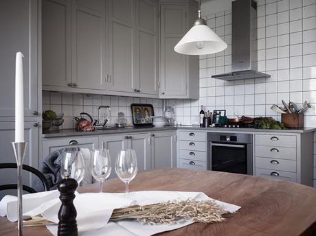 muebles de cocina madera gris, lámpara colgante cristal y latón