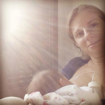 Mi hija toma teta con pajita