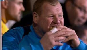 Hambre de comida y no de victoria tuvo este arquero en pleno partido de la FA Cup