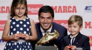 Luis Suarez recibe la Bota de Oro de la mano de sus dos pequeños hijos